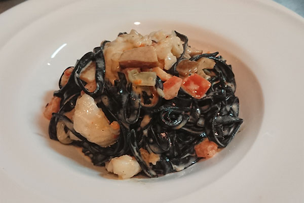 種類豊富な自家製パスタが一押し。コースやアラカルトも完備